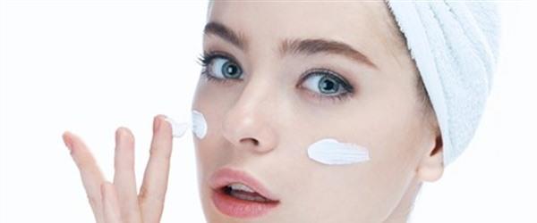 臉長雀斑的原因引起的