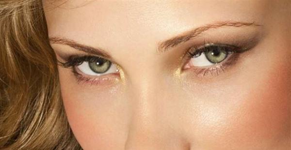 如何去除眼皺紋又不使眼睛凹陷