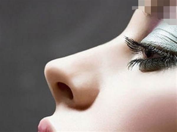 自體脂肪<a href=http://m.f3bb6.cn/listinfo-737-0.html target=_blank class=infotextkey>隆鼻</a>案例分享