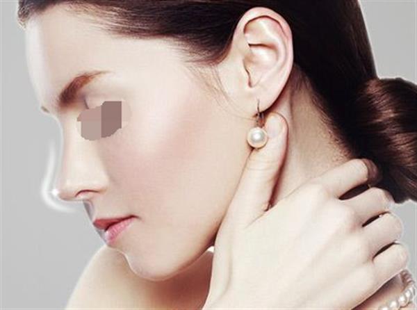 假體<a href=http://m.f3bb6.cn/listinfo-737-0.html target=_blank class=infotextkey>隆鼻</a>的特點有哪些