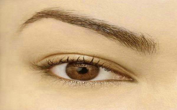 提眉后眼睛不自然是為何？